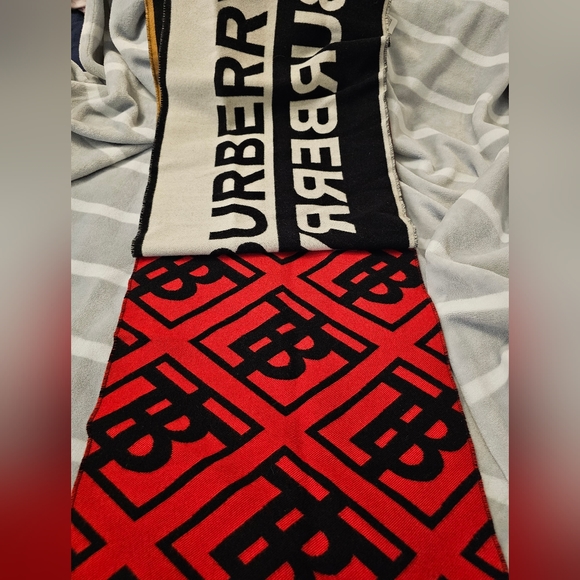 Authentic Burberry Wool and Silk Scarf - Picture 2 of 5